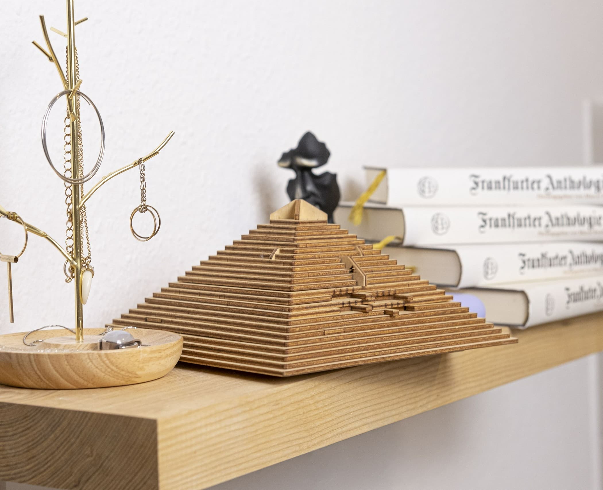 Imágenes y fotos de Quest Pyramid. ESC WELT.